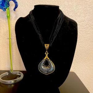 Ribbon pendant necklace